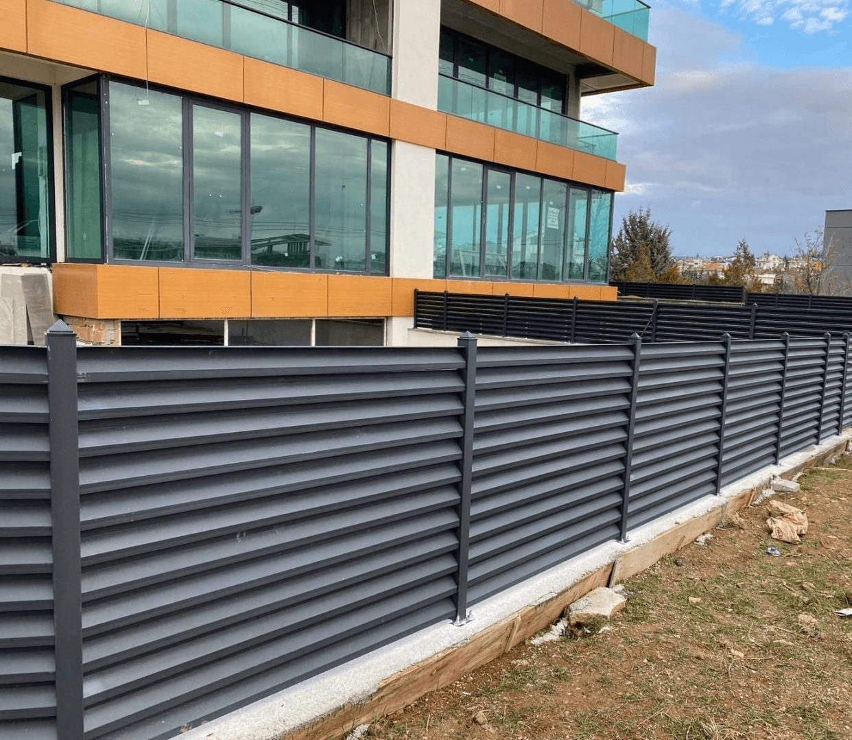 Commercial aluminum louver fence