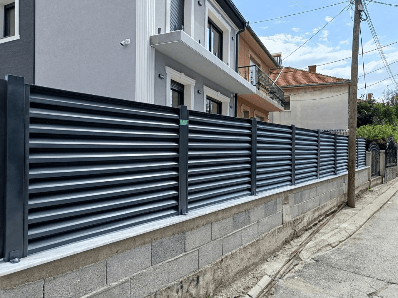 Street view aluminum louver fence