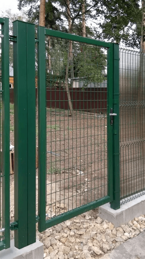 Green mesh wicket gate